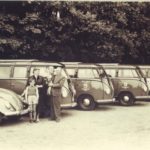 1957 - Die ersten Kleinbusse. Familie Kröger auf dem Bild. v.l. Hans-Martin Kröger, Mariechen Kröger, Marlies Schmiedt (geb. Kröger) und Johannes Kröger.